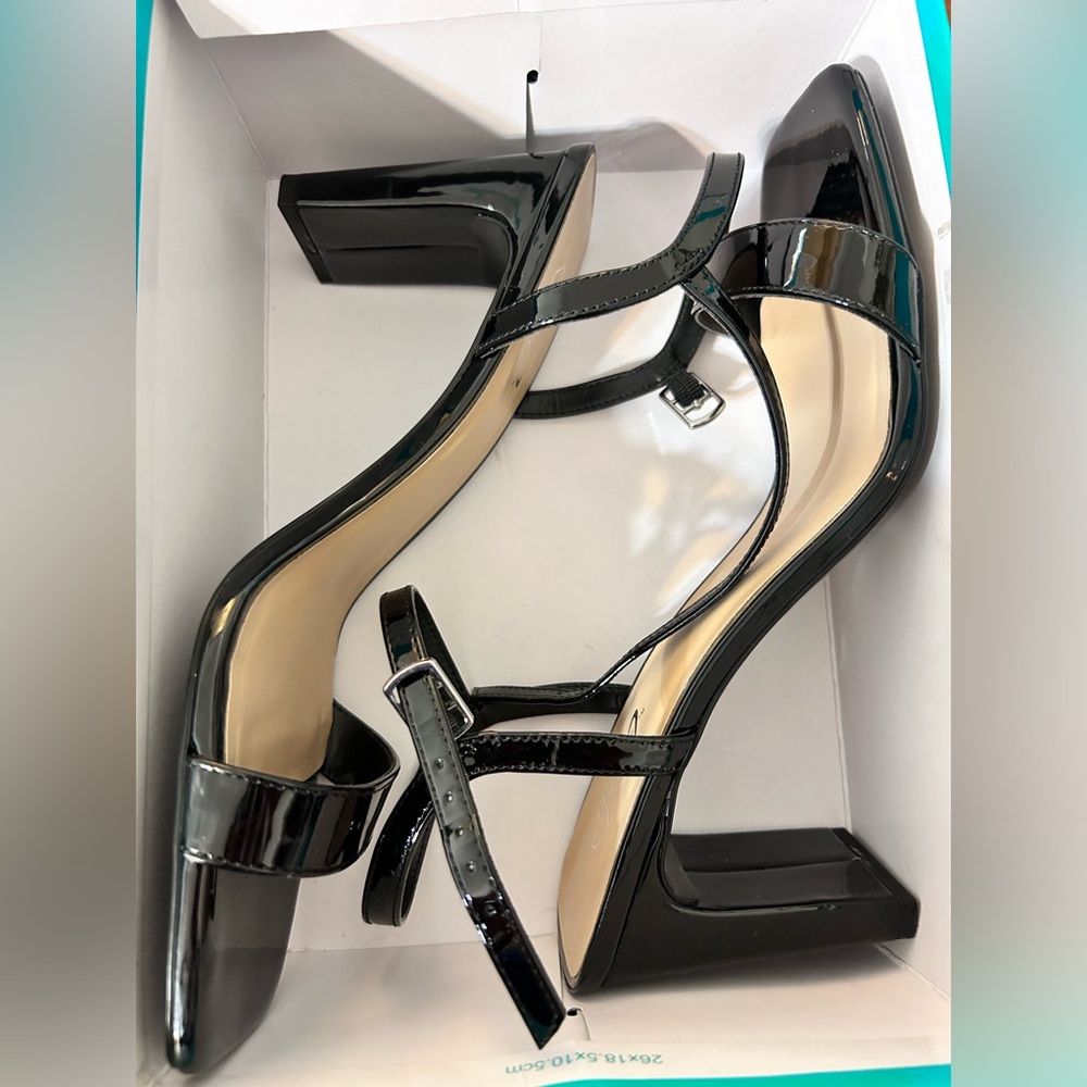 Y-Not, Vestia. Black patent.